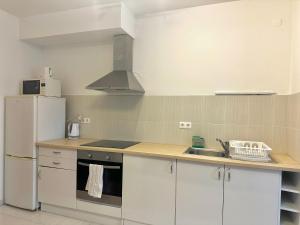 Prime Stay - Spacious 2 Bedroom Family Apartment - Parking Included