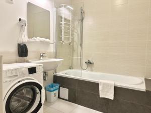 Prime Stay - Spacious 2 Bedroom Family Apartment - Parking Included