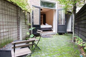 Modern 2BR Ground-Floor Apartment with Terrace & Garden in Central Amsterdam