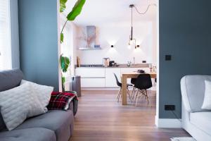 Cozy Two Bedroom Apartment near Cafes and Trams