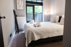 Modern 2BR Ground-Floor Apartment with Terrace & Garden in Central Amsterdam