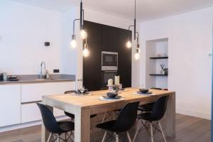 Cozy Two Bedroom Apartment near Cafes and Trams