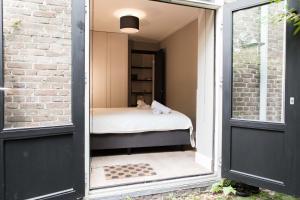 Hip De Pijp 2BR Ground-Floor with Terrace & Garden in Central Amsterdam