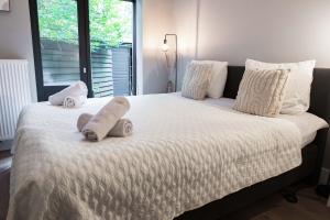 Hip De Pijp 2BR Ground-Floor with Terrace & Garden in Central Amsterdam