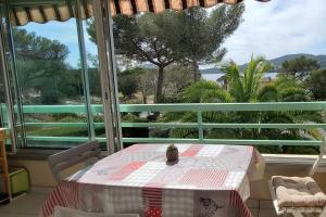 Bright cocoon with pool - facing the sea