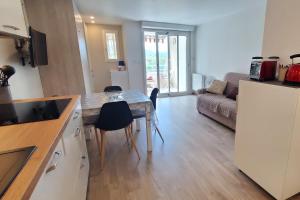 Bright cocoon with pool - facing the sea