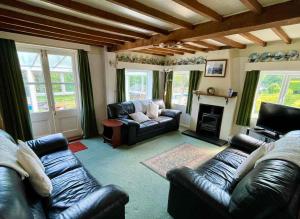 Waterside Cottage - Sleeps 11 on Grand Canal