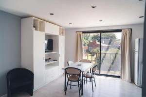 Check and home - Chapa II - 4 huéspedes con patio y parrilla