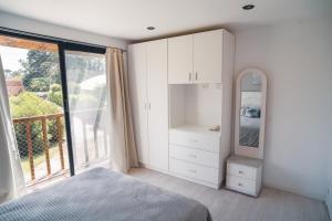 Check and home - Chapa II - 4 huéspedes con patio y parrilla