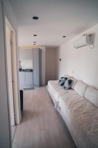 Check and home - Chapa II - 4 huéspedes con patio y parrilla