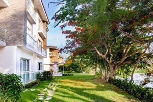 The Blue Lagoon 3BR Apt with Lake View