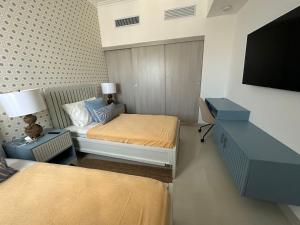 The Blue Lagoon 3BR Apt with Lake View