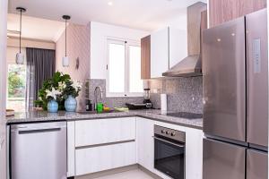 The Blue Lagoon 3BR Apt with Lake View