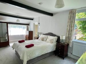 Waterside Cottage - Sleeps 11 on Grand Canal