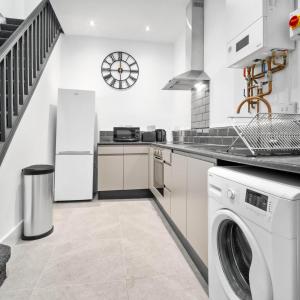 Modern Apartment - On Street Parking - Smart TV & Netflix 49BG