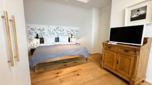 Stylish Riverfront Penthouse with Skyline View