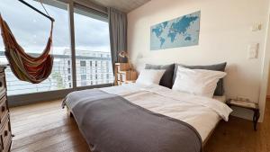 Stylish Riverfront Penthouse with Skyline View