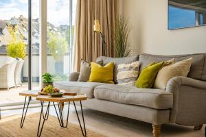 Beachstone, Stylish Creekside Luxury Home