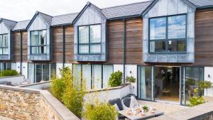 Beachstone, Stylish Creekside Luxury Home