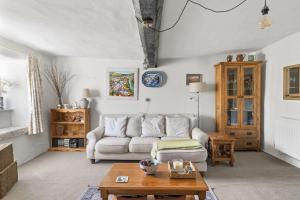 Thatched Cottage & Tranquil Gardens Gated Parking