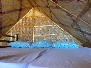 Beachfront Native house with pool