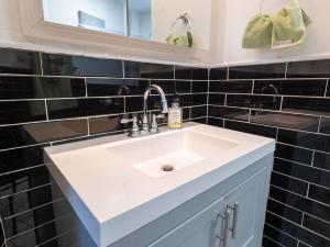 New 3 BR Apt in Elizabeth Railroad Style Path Train Bus Hospital EWR Airport NJ Manhattan NYC