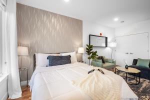 Stylish Studio - Pool, Gym & Balcony Bliss