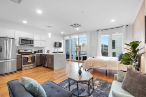 Stylish Studio - Pool, Gym & Balcony Bliss