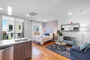 Stylish Studio - Pool, Gym & Balcony Bliss