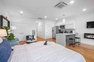 Stylish Studio - Pool, Gym & Balcony Bliss