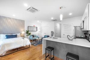 Stylish Studio - Pool, Gym & Balcony Bliss