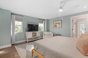 Boho Suite l Hot Tub l Walk to the Amp l Dogs OK