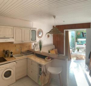 Bright studio with small terrace