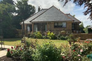 Remarkable 2-Bed Cottage in tranquil setting