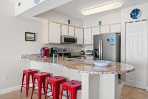 Emerald Twrs West 3006