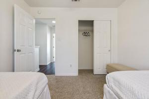 Spacious 8-Bed Home Near Tesla & Samsung Plants