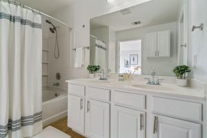 Spacious 8-Bed Home Near Tesla & Samsung Plants