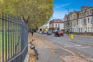 Entire home in Greater London 2bedroom flat 9sleep, great for contractors, group and family