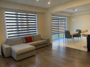 Luxury 4BR Family Retreat in Thorold, Just 10 Mins Niagara Festival of Lights Niagara Falls, Clifton Hill & Wineries Free Wi-Fi, Free Parking