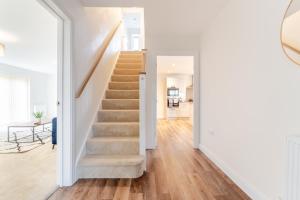 Spacious 4-Bed Contractor Home in Stoke Gifford, Bristol, with access to Bristol Parkway, free parking, and Wi-Fi