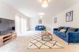 Spacious 4-Bed Contractor Home in Stoke Gifford, Bristol, with access to Bristol Parkway, free parking, and Wi-Fi