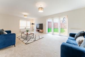 Spacious 4-Bed Contractor Home in Stoke Gifford, Bristol, with access to Bristol Parkway, free parking, and Wi-Fi