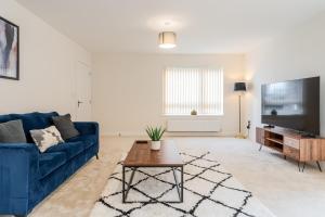 Spacious 4-Bed Contractor Home in Stoke Gifford, Bristol, with access to Bristol Parkway, free parking, and Wi-Fi