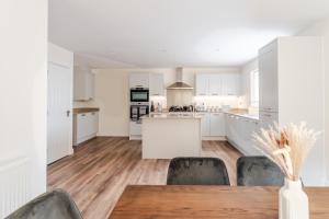 Spacious 4-Bed Contractor Home in Stoke Gifford, Bristol, with access to Bristol Parkway, free parking, and Wi-Fi