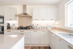 Spacious 4-Bed Contractor Home in Stoke Gifford, Bristol, with access to Bristol Parkway, free parking, and Wi-Fi