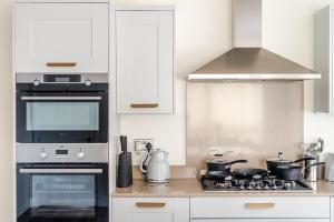 Spacious 4-Bed Contractor Home in Stoke Gifford, Bristol, with access to Bristol Parkway, free parking, and Wi-Fi