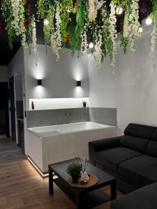 Botanica Noir Jacuzzi Valaoritou