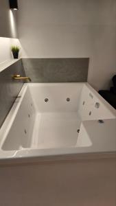 Botanica Noir Jacuzzi Valaoritou