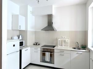 Prime Stay - Deluxe 2 Bedroom Family Apartment with Balcony