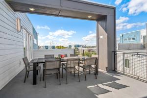 Luxury 5BR w Game Room Pool Golf 6MI to Disney